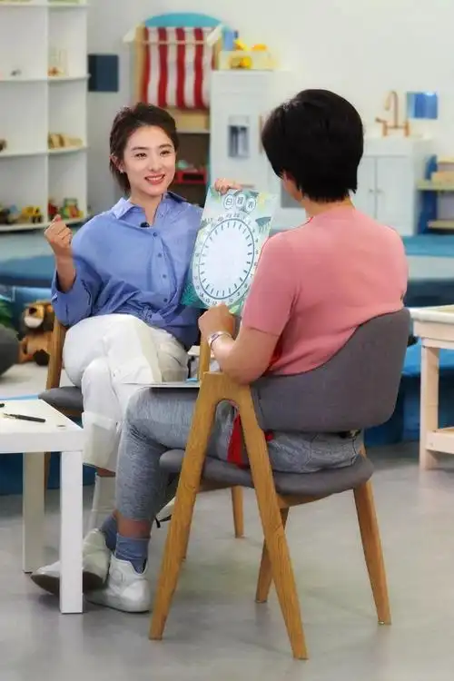 东南卫视你好妈妈开播李小萌对话敬一丹探索母爱管理