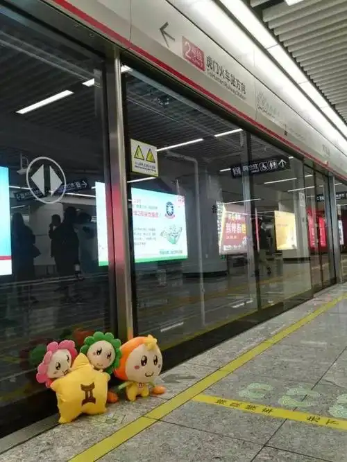 地铁来啦,车厢环境甚好,双子妹妹可高兴了,以后去虎门买衣服去香港买