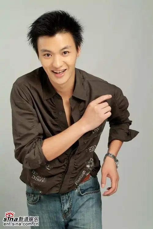 周一围为戏不辞辛劳三伏天穿防寒服操场上跑圈