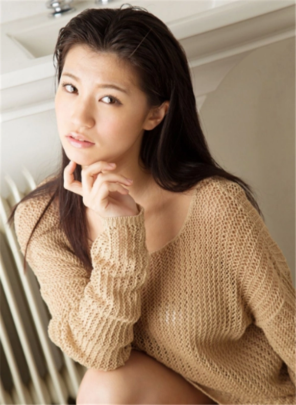 日本女星高崎圣子的雨中写真照,画面也太过唯美了!