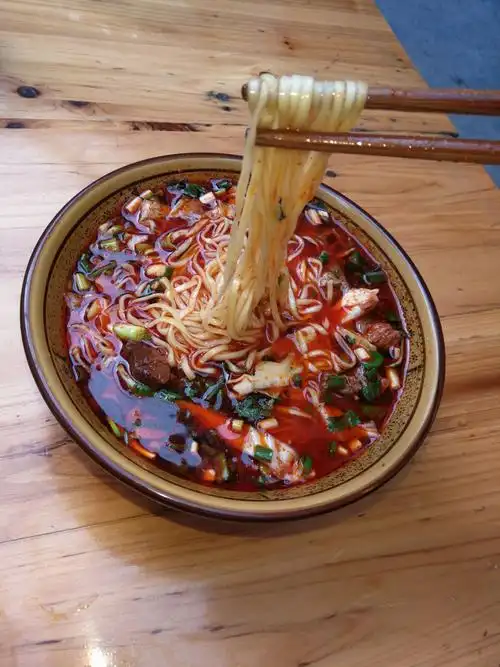 红油面 9元/份(加牛肉 牛筋 牛杂5元,加鸡蛋2元/个 加豆腐1元/块,加粉