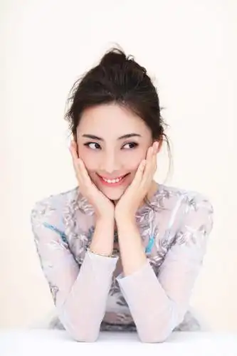 陈维涵商演出场费价格表2020年明星代言,明星翻包植入档期