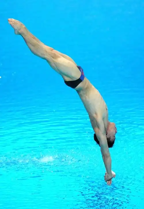 跳水——世界杯西安站:男子10米台杨昊夺冠