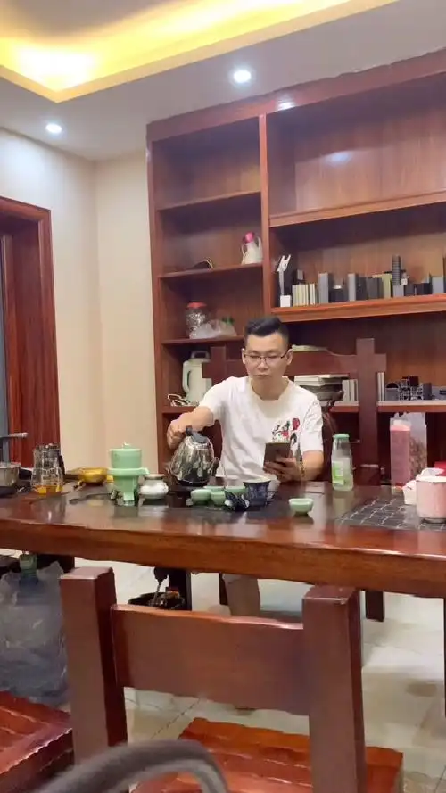 老板们,过来喝茶