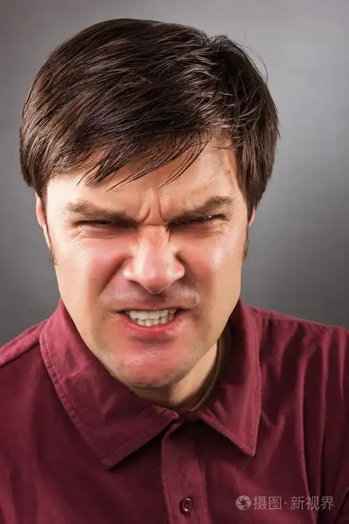 一个愤怒的人的特写肖像