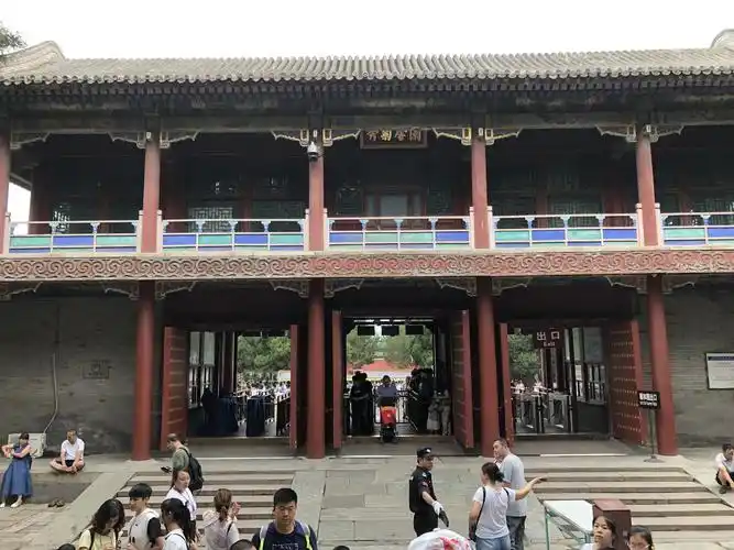 下午,颐和园北宫门.