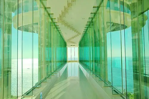 醉 ( 最 ) 美的一场光影秀悄悄上演中 无人玻璃廊道悠然漫步 旅人