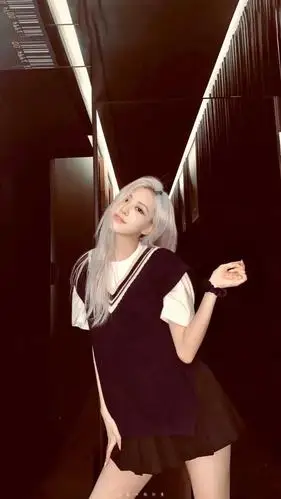 有没有blackpink的rose朴彩英无水印的美图?