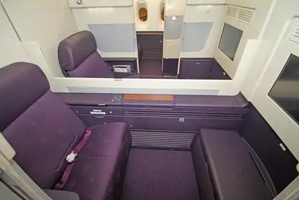 揭秘飞机头等舱的秘密:空姐为何起飞后偷偷拉上布帘?