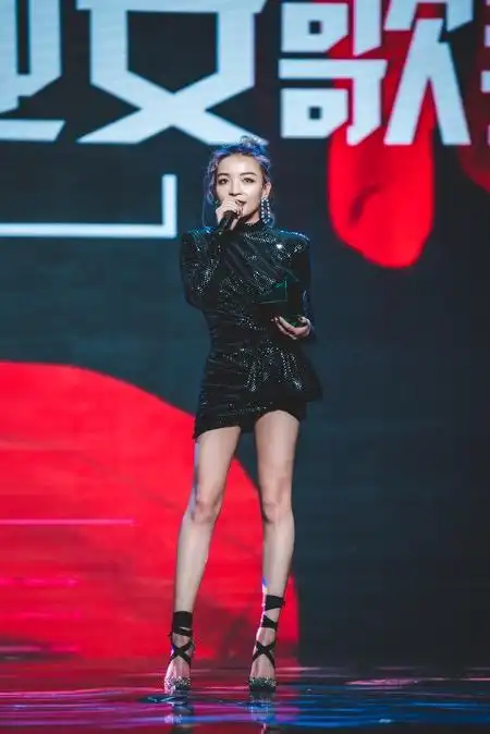 vava嘻哈颁奖礼美腿惹眼获最受欢迎女歌手