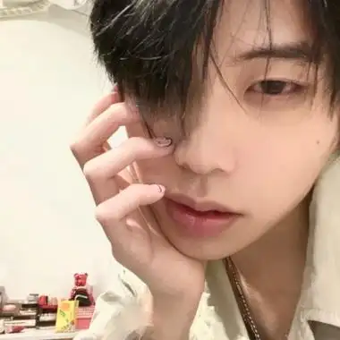 深沉又很成熟的精致男生头像