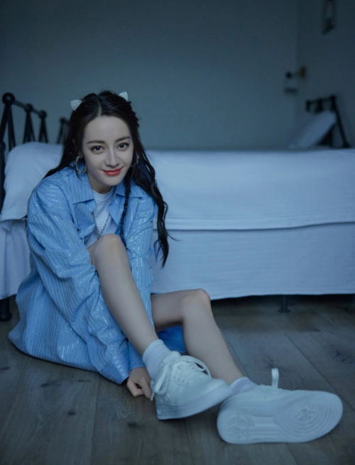 迪丽热巴亮相机场香芋紫t恤配白色中筒靴穿出夏日清爽