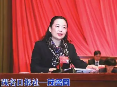 市十二届人大七次会议开幕许志晖主持袁古洁作政府工作报告