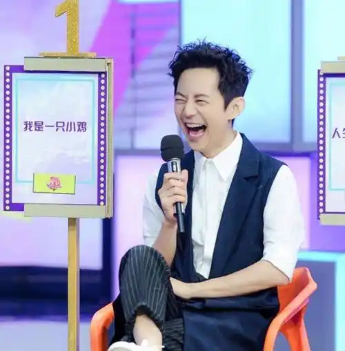 原创何炅携绯闻女友王菁外出二人穿情侣装cp感十足同出同入超亲密