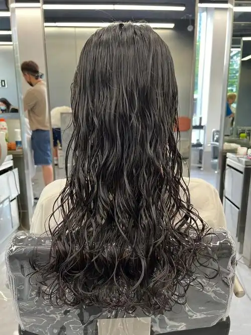 图一是烫好后洗完头湿发的效果,图二是吹干的效果,图三是排杠准备加热