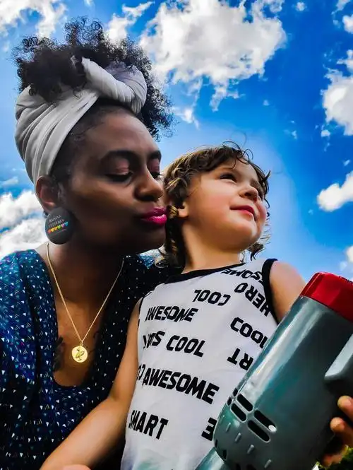 作为抚养白人孩子的黑人父母,我们每天都面临种族歧视