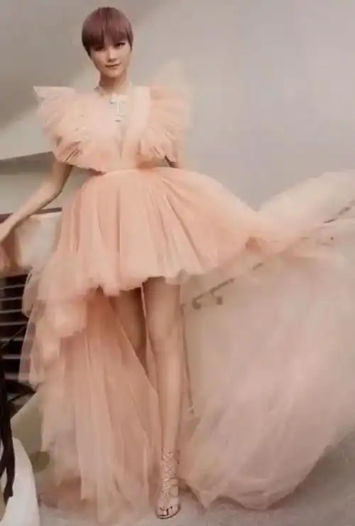 李宇春粉色v领公主裙出席活动,提裙摆转圈那刻,网友:天仙下凡