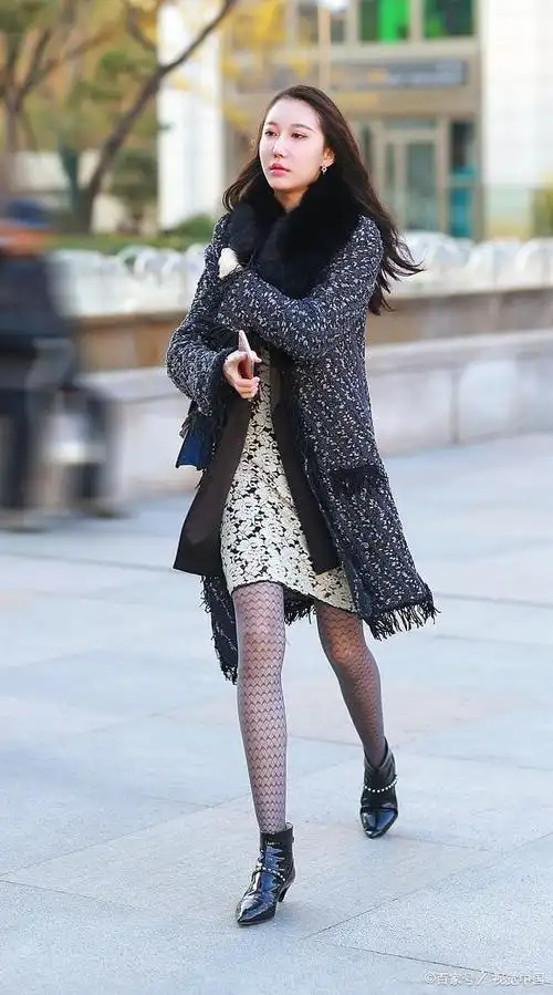 学姐教穿搭:黑色渔网袜搭配什么颜色的上衣更好看?