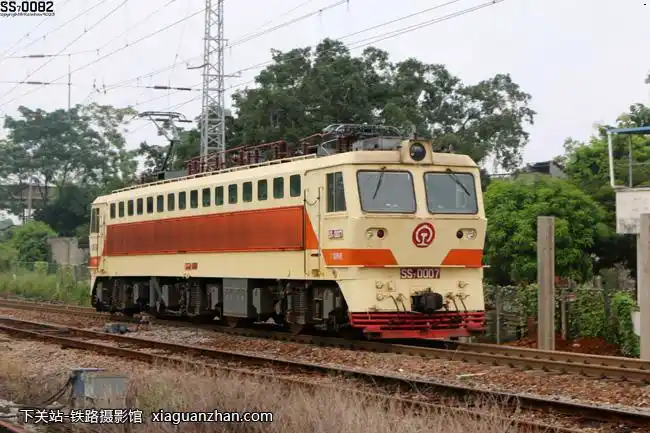 机车名称:韶山7型电力机车 ss7车    号:0007生产厂商:大同运行时速