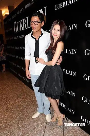 如今嫁给富商,婚礼上献唱示爱老公!|向华强|黄婉佩|向佐_新浪新闻