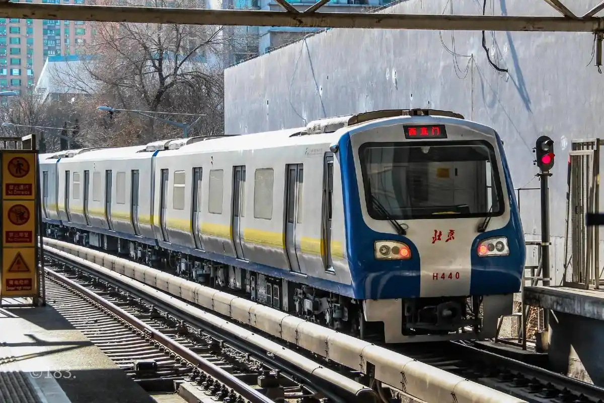 送别dkz5/6列车.闻听北京地铁13号线列车将会在今年内全 - 抖音