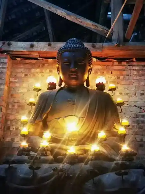 灯是智慧光明的表征,是佛门中重要的供养具之一,在佛前燃灯是用以标示