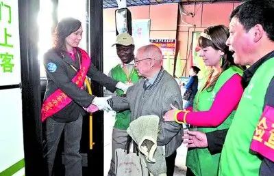 67路公交站来了洋志愿者