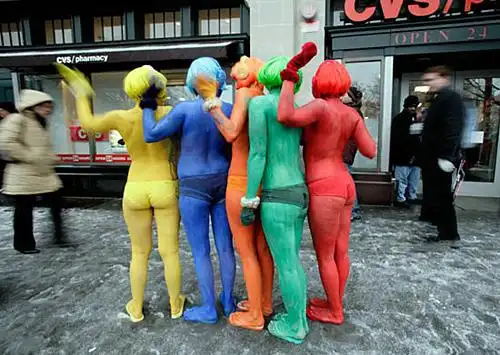 冰天雪地裸体女孩抗议动物实验--中国广播网甘肃分网