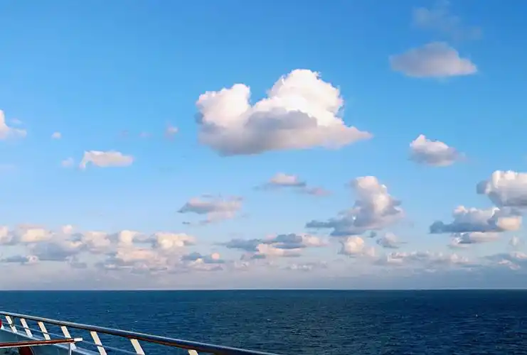 海上意大利乘歌诗达赛琳娜号邮轮&1日出与蓝天白云