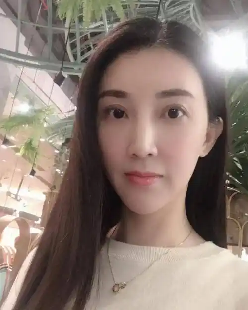 原创49岁的广东台美女伍燕父亲是警察母亲是教师丈夫从来不出镜