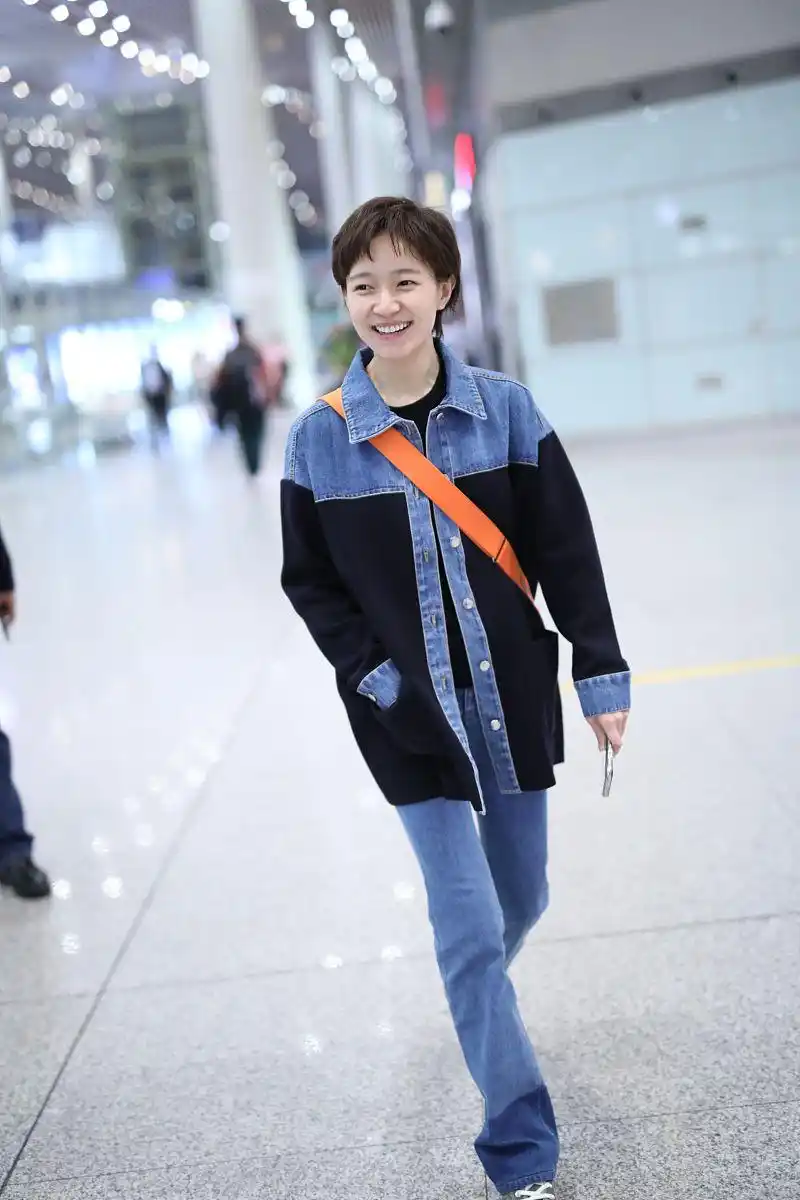 焦俊艳休闲穿搭明媚有活力,清爽短发更显乖巧