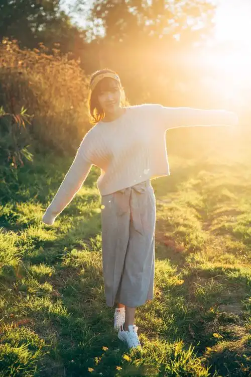 青春阳光美女秋季户外写真高清图片