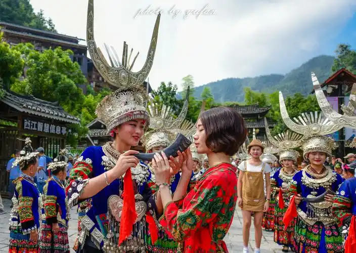 而我们在现场感受了迎宾礼,品尝了拦门酒,也算是对苗族文化有