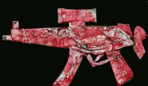 他画ak47不过瘾,改画"mp5"冲锋枪卖40万,专家:毫无艺术性!