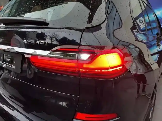 x7的尾灯是宝马家族里最窄的,点亮效果很棒.