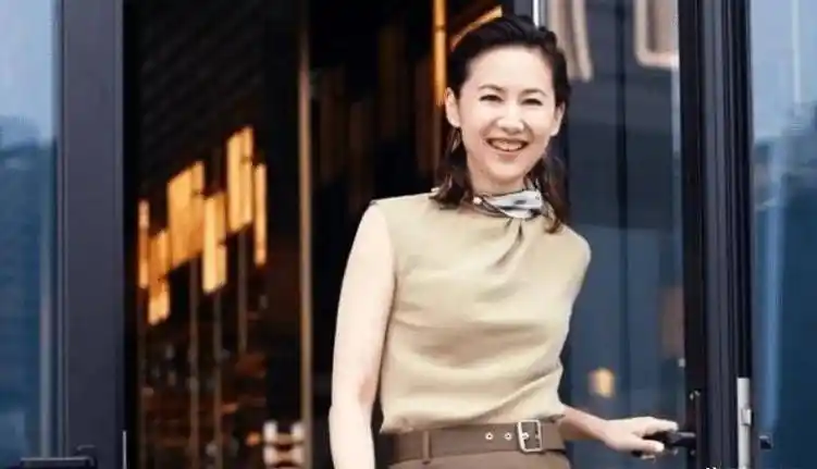 主持人王津元嫁给大4岁富豪郭广昌,生下3个孩子,今52岁很幸福