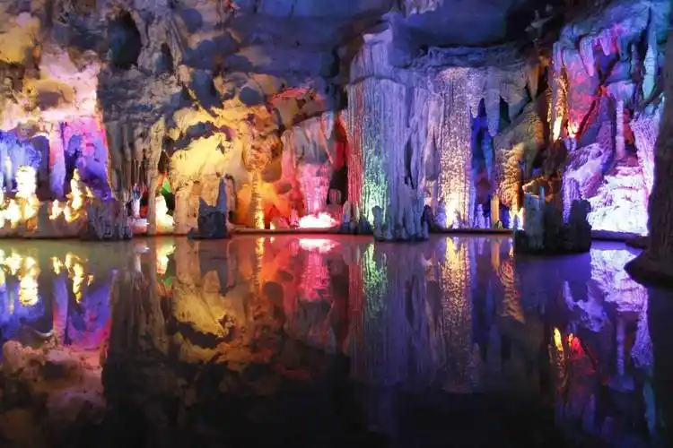 /p> p>萤火虫水洞旅游区位于 a href="#">沂水县 /a>城南部19公里的