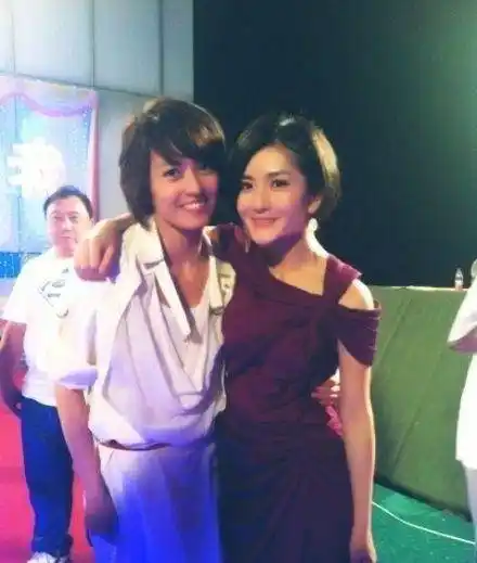 谢娜,梁咏琪合影.