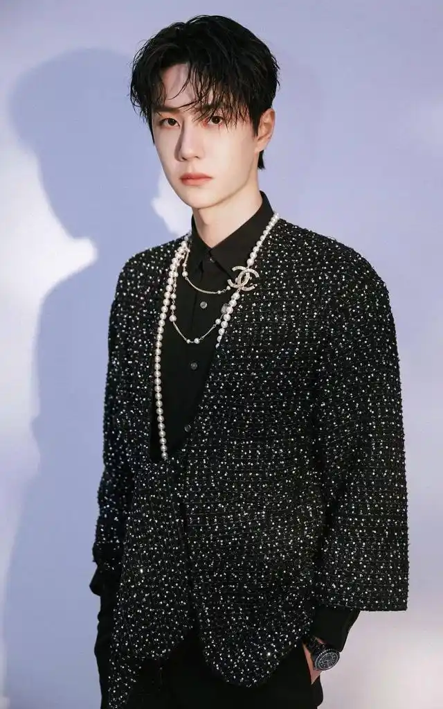 "人间香奈儿"王一博的穿搭,白衬衫配珍珠复式项链,气场十足