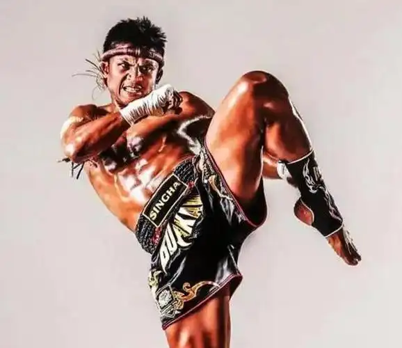 40岁播求,征战裸拳赛场,对手是下岗再就业油腻大叔