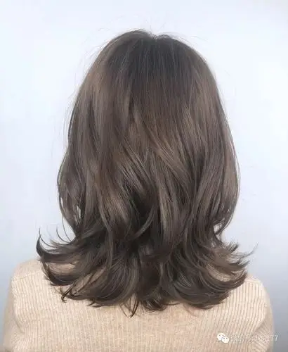 2019烫发流行"烫型不烫卷" 好看不老气