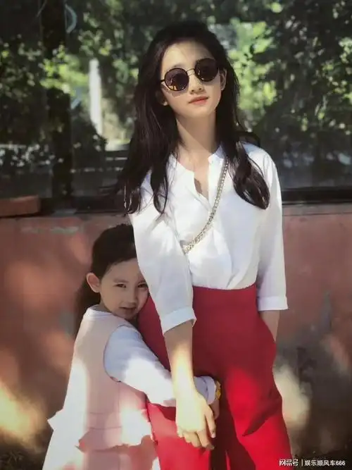 黄磊女儿高中毕业了,孙莉晒女儿毕业照片,黄多多越来越像妈妈了