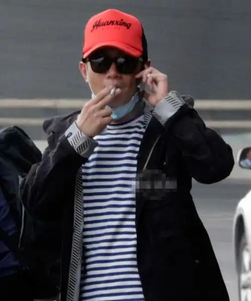 娱乐圈爱抽烟的明星王宝强抽的是境界这三位抽的是笑话