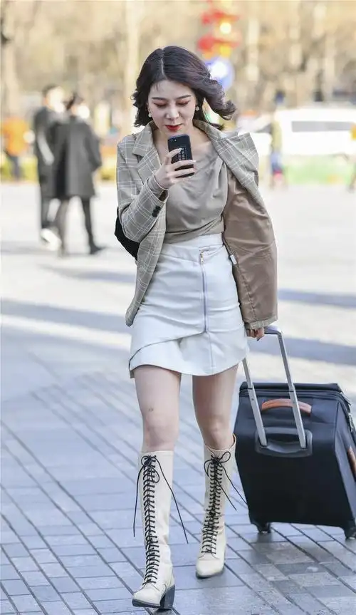 乍暖还寒,美女用时尚超前的穿搭,让春装搭配有了更多看点