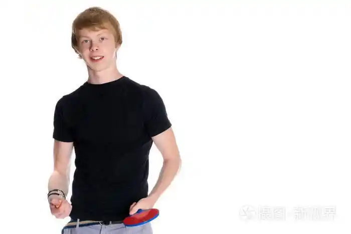 一个年轻的瘦人