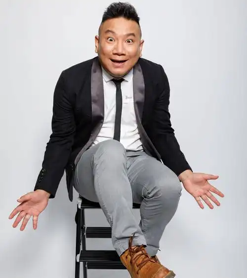 《七十二家房客》当中的西洋蔡扮演者张鹏,他才是现实中的金医生