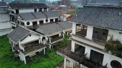 豪华别墅群烂尾十年变"鬼城"- hao123上网导航