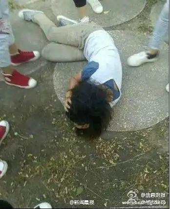 女生被扒光上衣遭群殴只因偶像不同[图]
