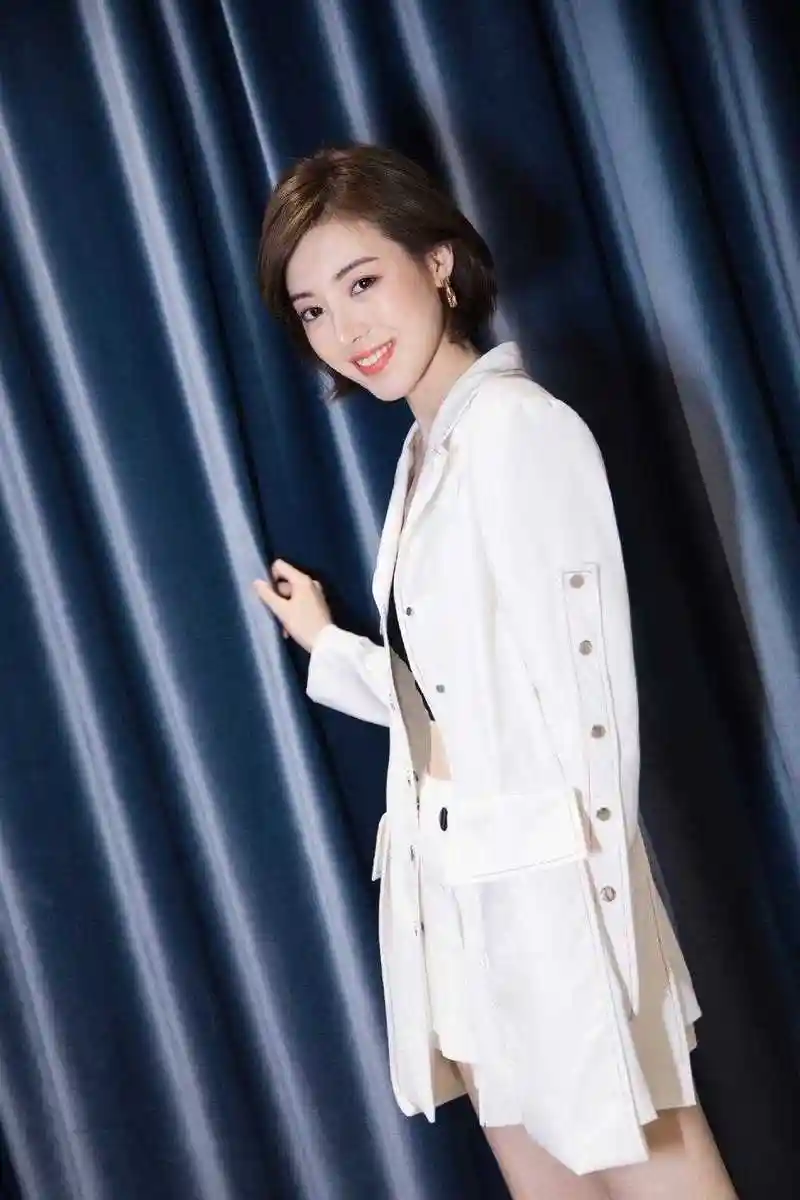 原创何美璇身材太好了一件白色西服搭配白色短裤凹凸有致魅力十足