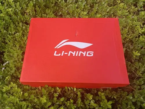 这双李宁越影跑鞋的鞋盒还是用的他家标准的大红盒,质地偏硬,骚气十足